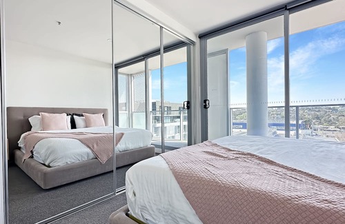 Richmond North Apartment | Modern Apartment with 180° Balcony Views Overlook Melbourne City W/Free Parking