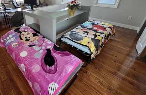 Ampere House | Luxurious king bed, three story house, fire pit, NYC train and shopping center