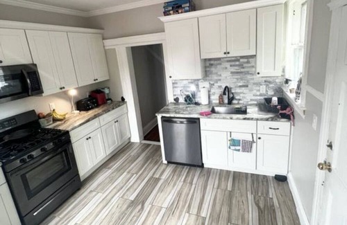 Ampere House | Luxurious king bed, three story house, fire pit, NYC train and shopping center