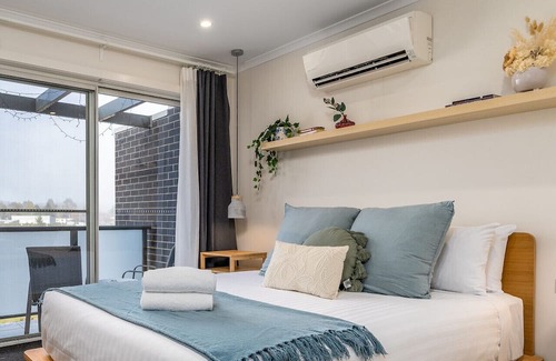 Coombs House | Coom1 · Home w/ Water Views - 10mins to the City/Woden