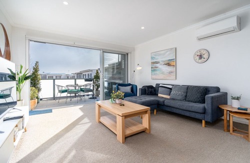 Coombs House | Coom1 · Home w/ Water Views - 10mins to the City/Woden