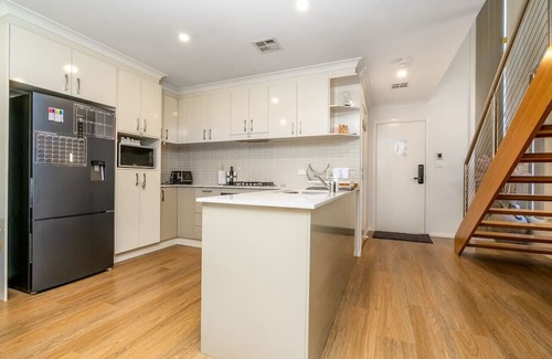 Queanbeyan East House | 2-Storey Townhouse in the heart of Queanbeyan