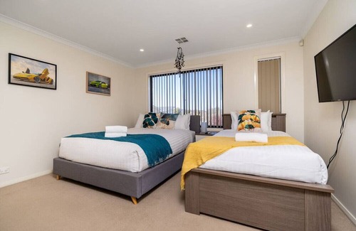 Queanbeyan East House | 2-Storey Townhouse in the heart of Queanbeyan