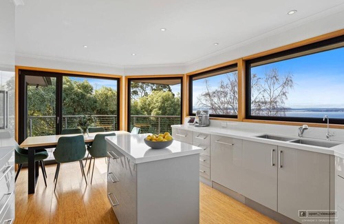 Kingston Beach House | House Seabreeze in Kingston Beach - Million Dollar View - 7 Bedrooms -Sleeps 14