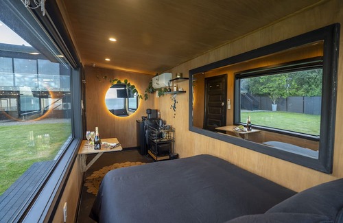 Laingholm Cabin | Clifftop Seaview Seduction
