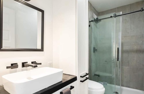 Saint Henri Condo | Charming 2-Bed Apt Near Atwater Market and Dtown With Parking and Metro