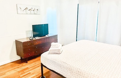 Punaluu House | >NEW< Reefside Retreat, Steps from Beach, Sea View