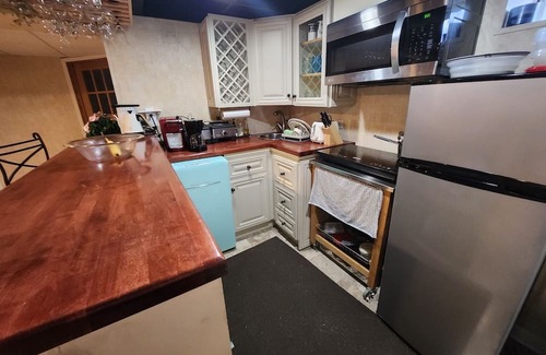 Alden Manor Bed & Breakfast | Hidden Gem in Elmont Close to JFK, UBS Arena