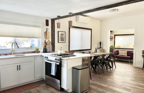 Old Bend Cottage | Modern Downtown Cottage, 100+mbps Wifi, A/C, Walk Everywhere