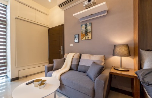 Xinyi Condo | 1B1b Cinema, Kitchen, Bathtub, Desk, 1.5min to MRT
