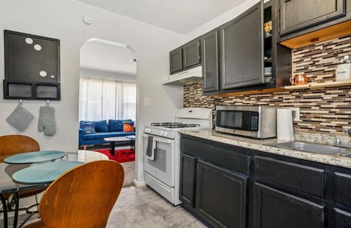 Cleveland House | Maple Ht South Cleveland 480 Lee