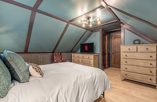 Rapid City House | 🪢 Beautiful 3BDR Home by Torch Lake Sandbar
