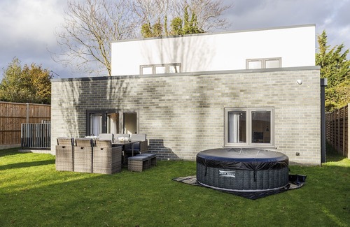 Gerrards Cross House | Lux Smart Home | New Build | Parking | Families