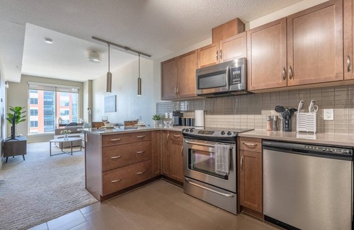 Victoria Park Condo | 5min->Saddledome:Free Parking:Balcony:Smart TV