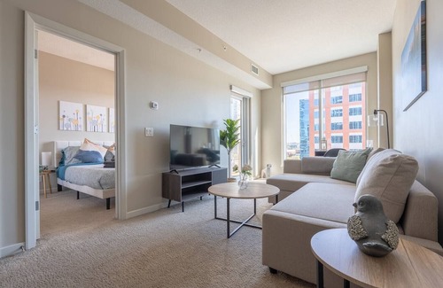 Victoria Park Condo | 5min->Saddledome:Free Parking:Balcony:Smart TV