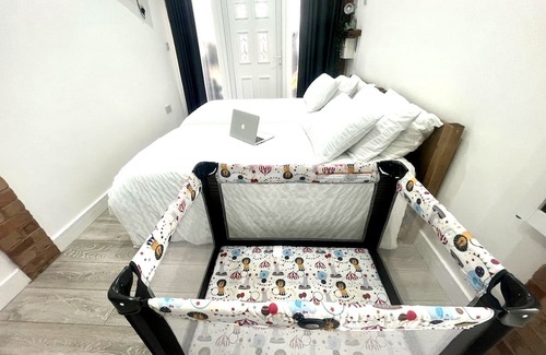 Luton Apartment | Nice and Cosy Large Studio Near Luton Airport