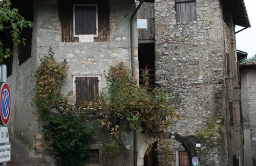 Canale di Tenno Apartment | Antica Dimora Del Gallo Nero - Appartamento Giallo