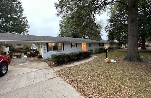 Stuttgart House | Cozy and homelike with a large back yard and great neighborhood