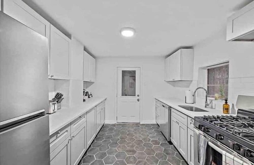 Shadyside Apartment | 3 Bedroom 718364 by Houzlet
