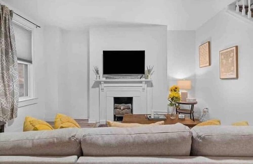 Shadyside Apartment | 3 Bedroom 718364 by Houzlet
