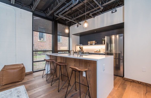 Downtown Apartment | This serviced apartment is a 2 bedroom(s), 2 bathrooms, located in Lexington, KY.