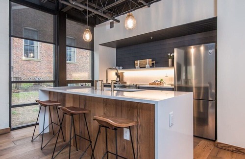 Downtown Apartment | This serviced apartment is a 2 bedroom(s), 2 bathrooms, located in Lexington, KY.