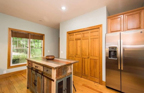 Mill Spring House | Lakefront Oasis~$375 Free Activities Daily