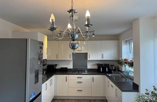 Wolverhampton House | Modern Room in 4BDR Home