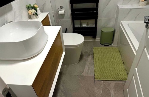 Wolverhampton House | Modern Room in 4BDR Home