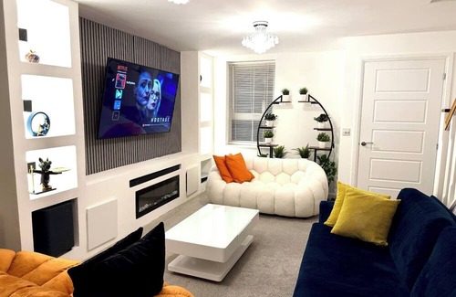 Wolverhampton House | Modern Room in 4BDR Home