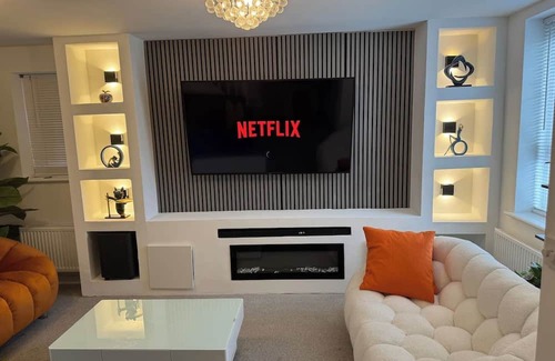 Wolverhampton House | Modern Room in 4BDR Home