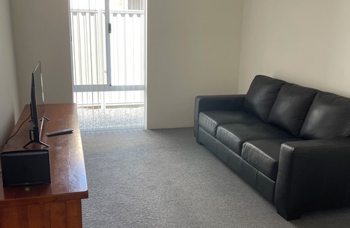 Byford House | Comfortable Getaway for Families & Groups