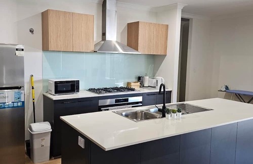 Byford House | Comfortable Getaway for Families & Groups