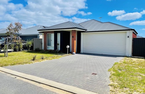 Byford House | Comfortable Getaway for Families & Groups