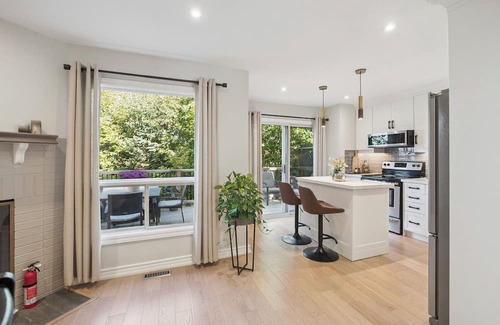 Aurora House | Stylish newly Renovated 3BR Home-Perfect Family Location