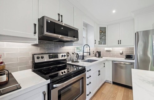 Aurora House | Stylish newly Renovated 3BR Home-Perfect Family Location