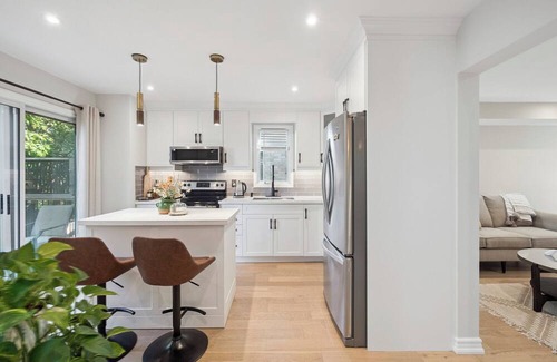 Aurora House | Stylish newly Renovated 3BR Home-Perfect Family Location