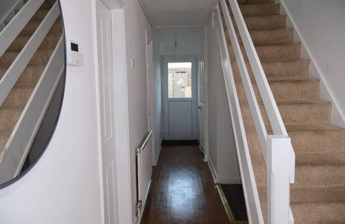 Vange House | Homely 3-bedroom House close to shops and also close to the town center