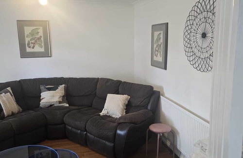 Vange House | Homely 3-bedroom House close to shops and also close to the town center