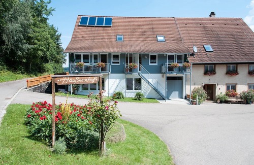 Owingen Apartment | Holiday Apartment '3' with Mountain View, Shared Garden and Wi-Fi