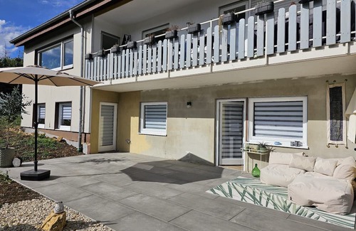 Muensingen Apartment | Apartment 'Alb-Apfel' with Private Terrace, Shared Garden and Wi-Fi