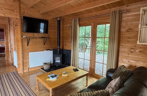 Waterlooville Cabin | Rustic Log Cabin Hideaway – Romantic Couples’ Retreat in South Downs