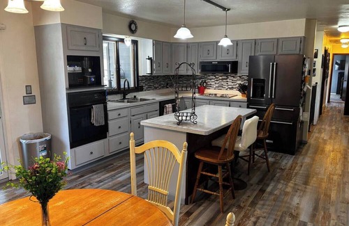 Lewistown House | LAST BEST PLACE -Quiet,Peaceful 4-bedroom house in Lewistown million dollar view