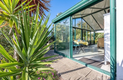 Challans House | Holiday Home 'Du Peintre' with Private Terrace, Wi-Fi and Air Conditioning
