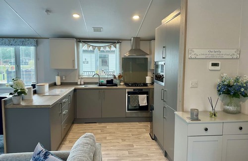 Yaxham Cabin | Beautiful lakeside Lodge in tranquil setting