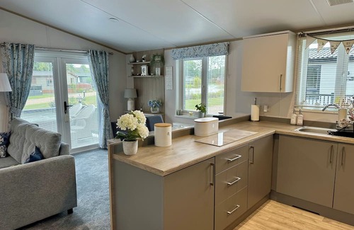 Yaxham Cabin | Beautiful lakeside Lodge in tranquil setting