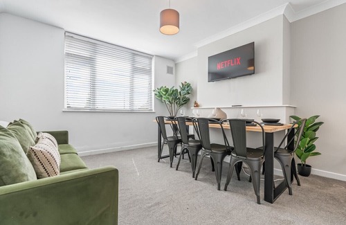 Cribbs Causeway Apartment | Esmerelda | Sleeps 8 | Contractors | Free Parking