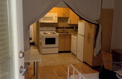 Milton Park Apartment | Fully furnished studio apartment for rent 500 meters away from McGill university