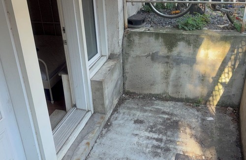 Milton Park Apartment | Fully furnished studio apartment for rent 500 meters away from McGill university