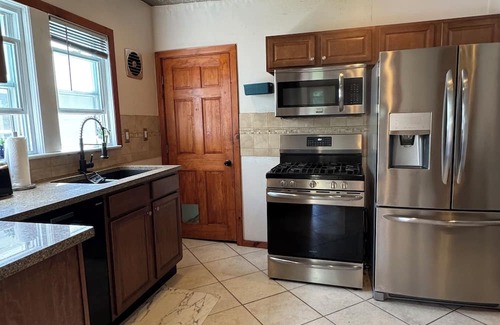 Johnson City House | Nice 3 bedroom house with fully private bathroom in heart of Johnson City